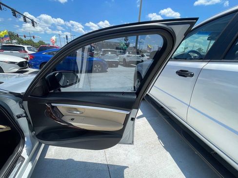 Used 2018 BMW 330i xDrive Sedan w/ Convenience Package AWD/4WD image 3