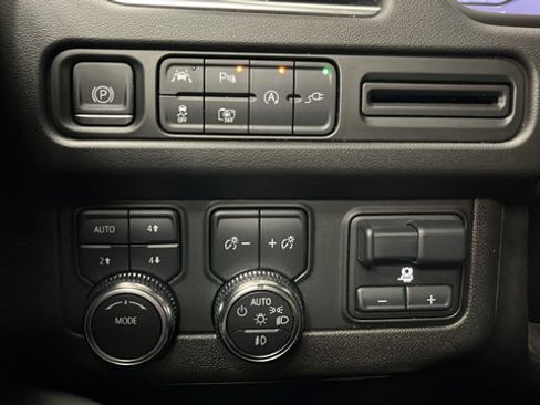 Used 2022 GMC Yukon XL SLT w/ SLT Luxury Package AWD/4WD image 34