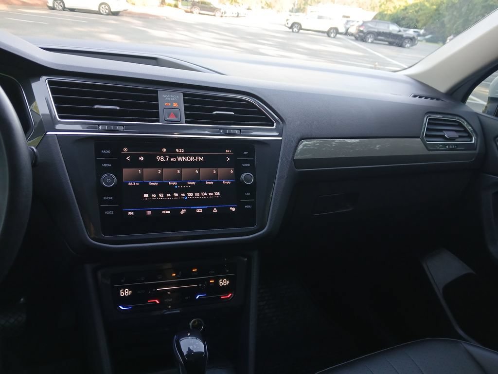 Used 2022 Volkswagen Tiguan SE FWD image 17