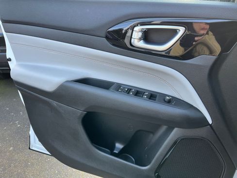 Used 2025 Jeep Compass Limited image 18