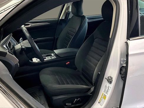 Used 2017 Ford Fusion SE w/ Fusion SE Technology Package image 14