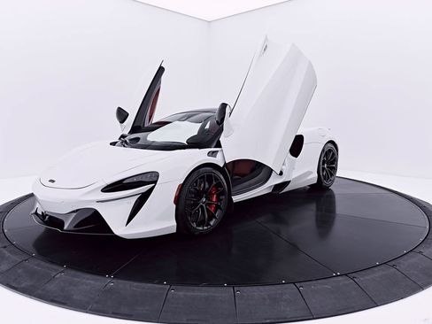 Used 2024 McLaren Artura RWD image 20