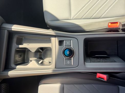 Used 2025 Volkswagen Tiguan SE image 24