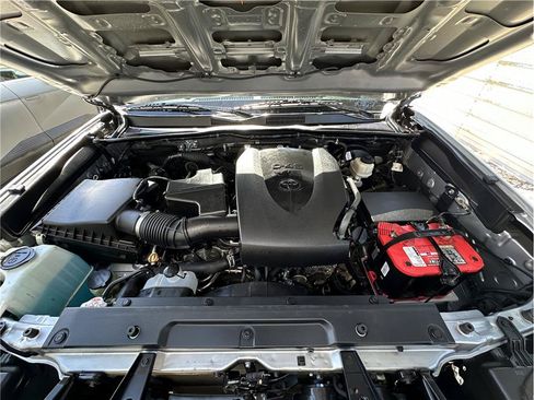 Used 2018 Toyota Tacoma TRD Sport AWD/4WD image 28