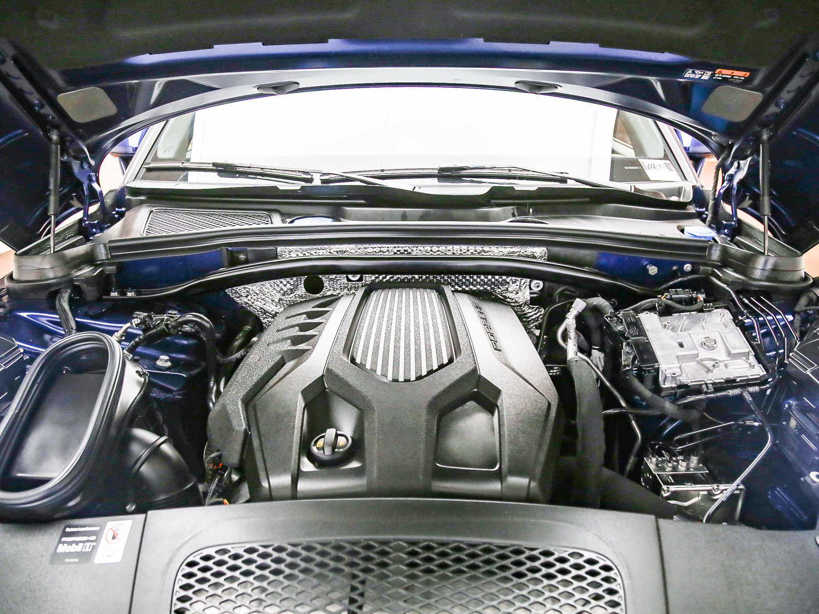 Certified 2026 Porsche Macan AWD/4WD image 32