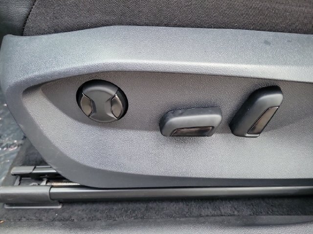 Used 2024 Volkswagen Tiguan SE w/ Panoramic Sunroof Package FWD image 19