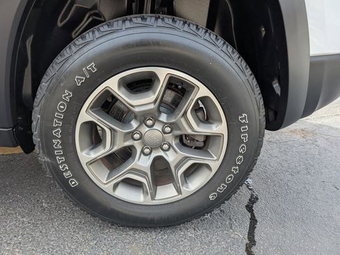 Used 2020 Jeep Cherokee Trailhawk image 12