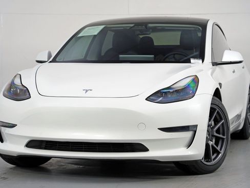 Used 2021 Tesla Model 3 Standard Range Plus image 3