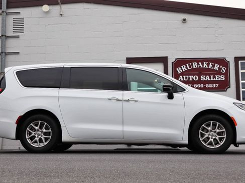 Used 2024 Chrysler Pacifica Touring-L FWD image 7