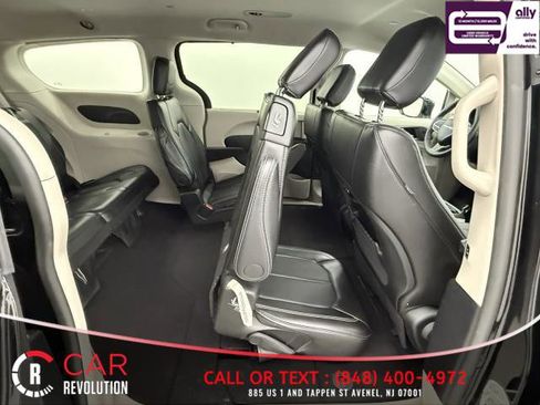 Used 2024 Chrysler Pacifica Touring-L FWD image 45