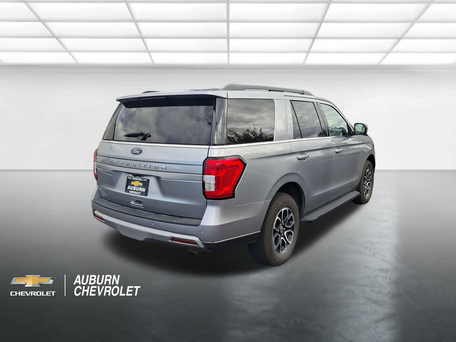 Used 2024 Ford Expedition XLT AWD/4WD image 3