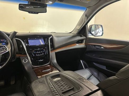 Used 2016 Cadillac Escalade Luxury image 32
