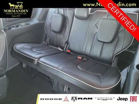 Certified 2025 Chrysler Pacifica Limited FWD image 17
