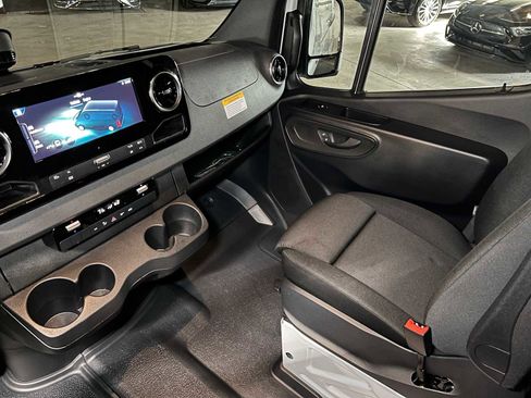 Used 2025 Mercedes-Benz Sprinter 2500 image 36