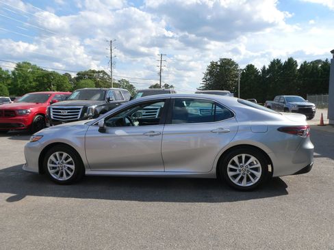 Used 2022 Toyota Camry LE image 9