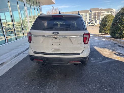 Used 2018 Ford Explorer XLT image 4
