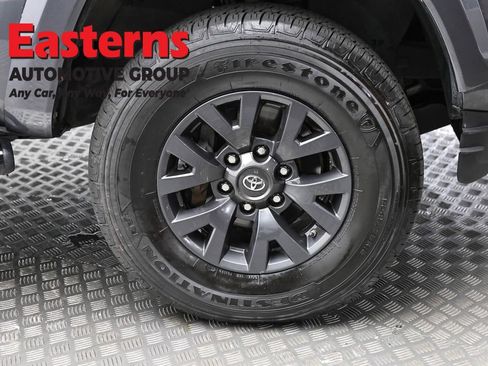 Used 2020 Toyota Tacoma SR5 AWD/4WD image 30