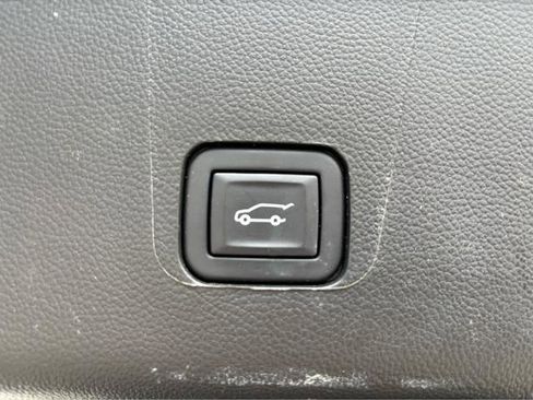 Used 2023 Chevrolet Traverse LT image 9