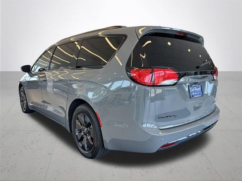 Used 2020 Chrysler Pacifica Limited w/ Quick Oder Package 2EV RED-S FWD image 9