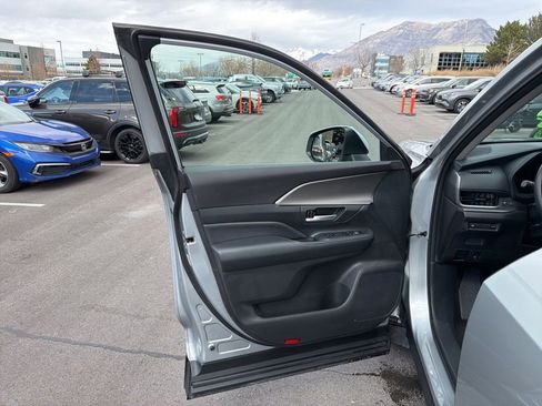 Used 2025 Toyota Grand Highlander XLE image 9