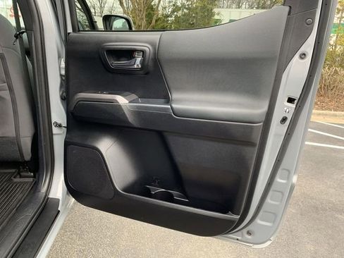 Used 2018 Toyota Tacoma TRD Sport image 11