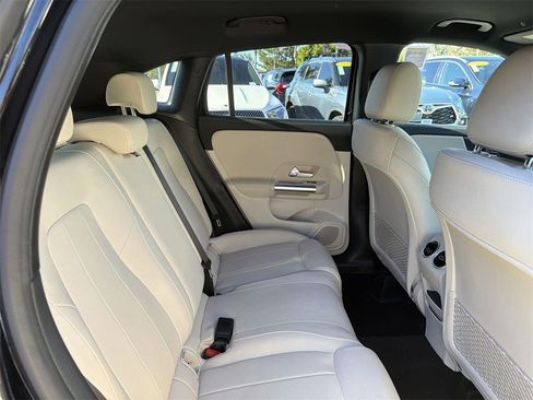 Used 2025 Mercedes-Benz GLA 250 image 28