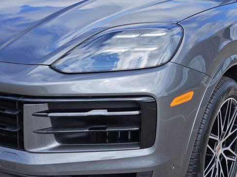 Certified 2025 Porsche Cayenne Coupe image 12