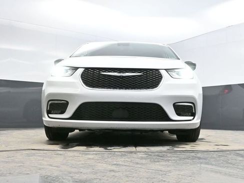 Used 2024 Chrysler Pacifica Select image 48