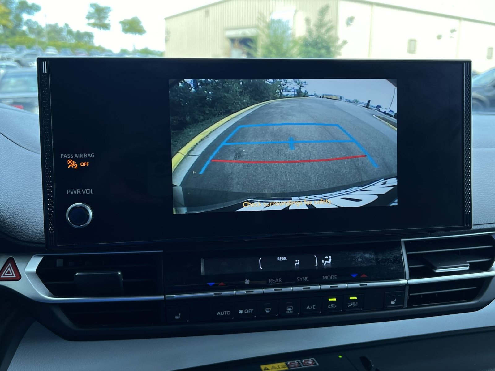 Used 2025 Toyota Sienna XLE FWD image 19