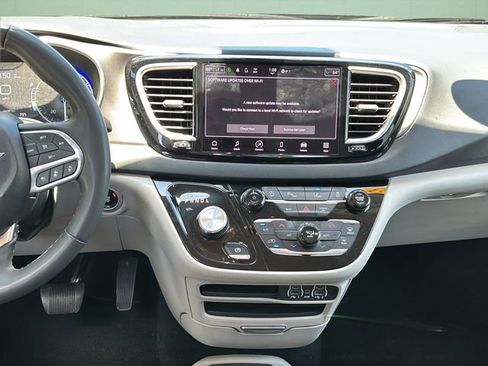 Certified 2023 Chrysler Pacifica Touring-L FWD image 18