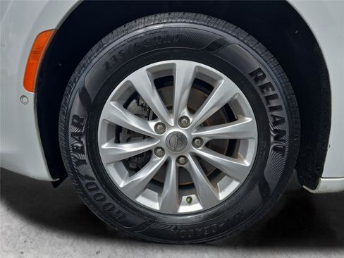 Used 2018 Chrysler Pacifica Touring-L w/ Advanced Safetytec Group FWD image 31