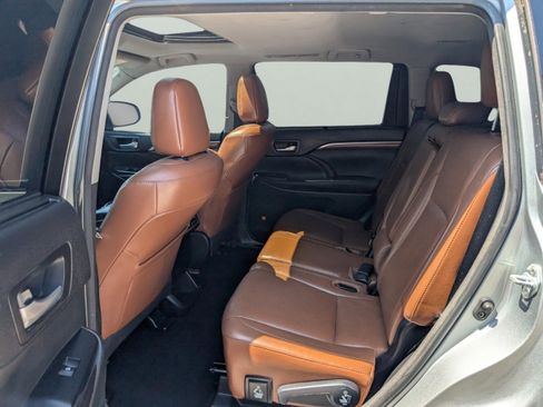 Used 2017 Toyota Highlander Limited image 14