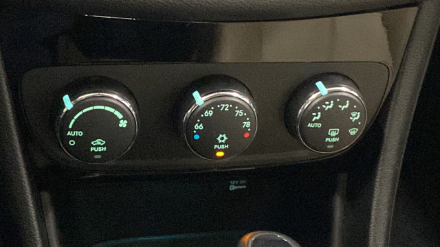 Used 2014 Chrysler 200 Limited FWD image 16