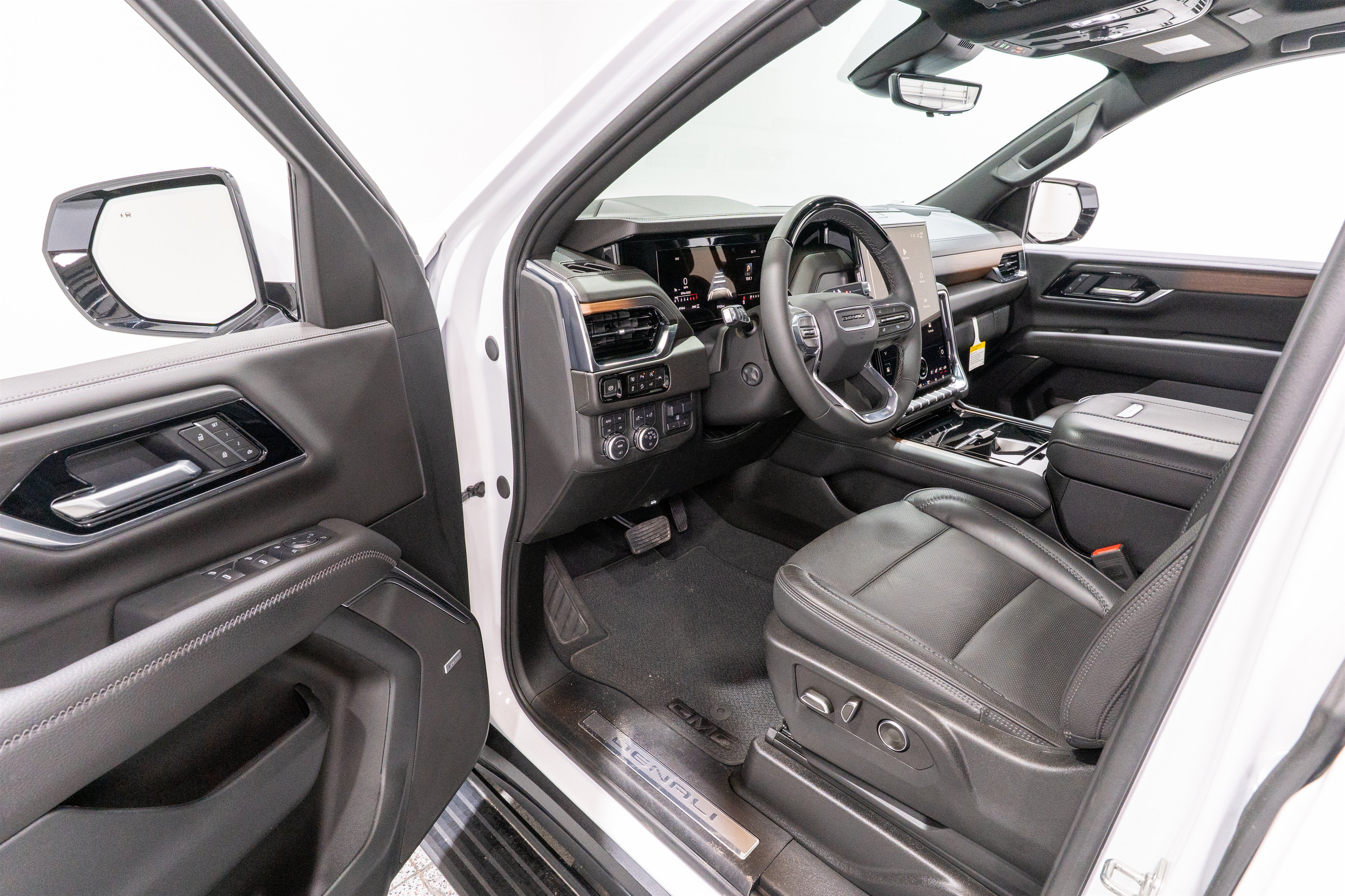 Used 2025 GMC Yukon XL Denali w/ Advanced Technology Package AWD/4WD image 13