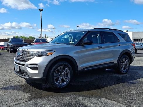 Certified 2023 Ford Explorer XLT w/ Equipment Group 202A AWD/4WD image 3
