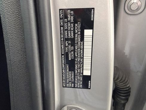 Used 2025 Volvo XC40 B5 Plus image 24