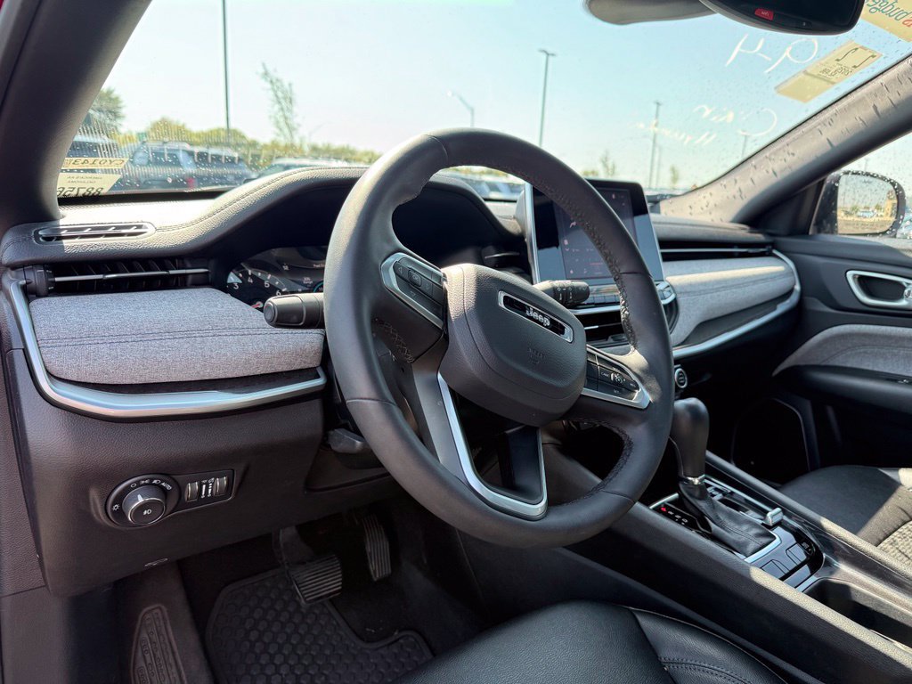 Used 2025 Jeep Compass Latitude w/ Sun & Sound Group AWD/4WD image 11