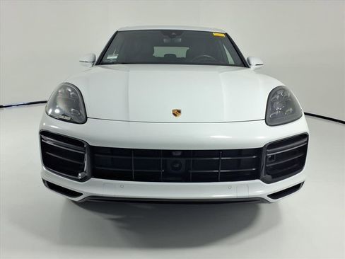 Used 2022 Porsche Cayenne Turbo image 9