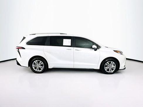 Used 2023 Toyota Sienna Platinum image 11