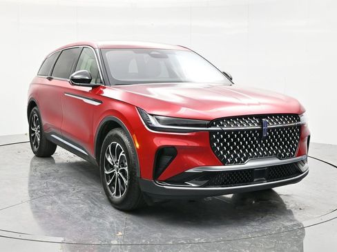 Used 2025 Lincoln Nautilus Premier image 3