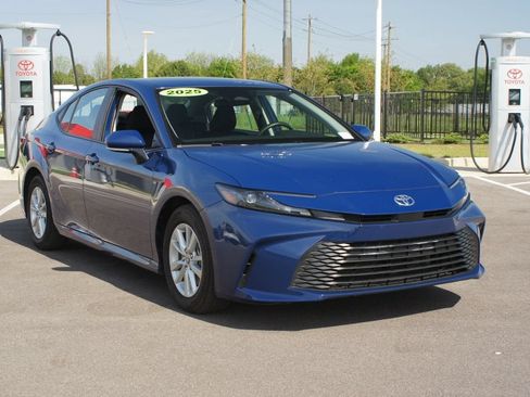 Used 2025 Toyota Camry LE FWD image 2