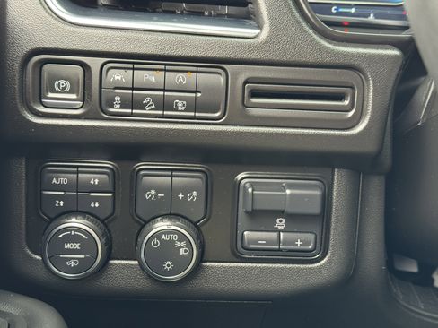 Used 2023 Chevrolet Tahoe Z71 w/ Z71 Off-Road Package image 32