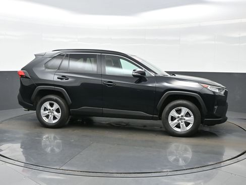Used 2021 Toyota RAV4 XLE AWD/4WD image 7