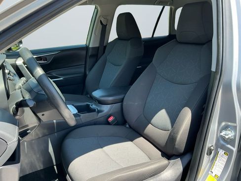 Used 2025 Toyota RAV4 XLE FWD image 10