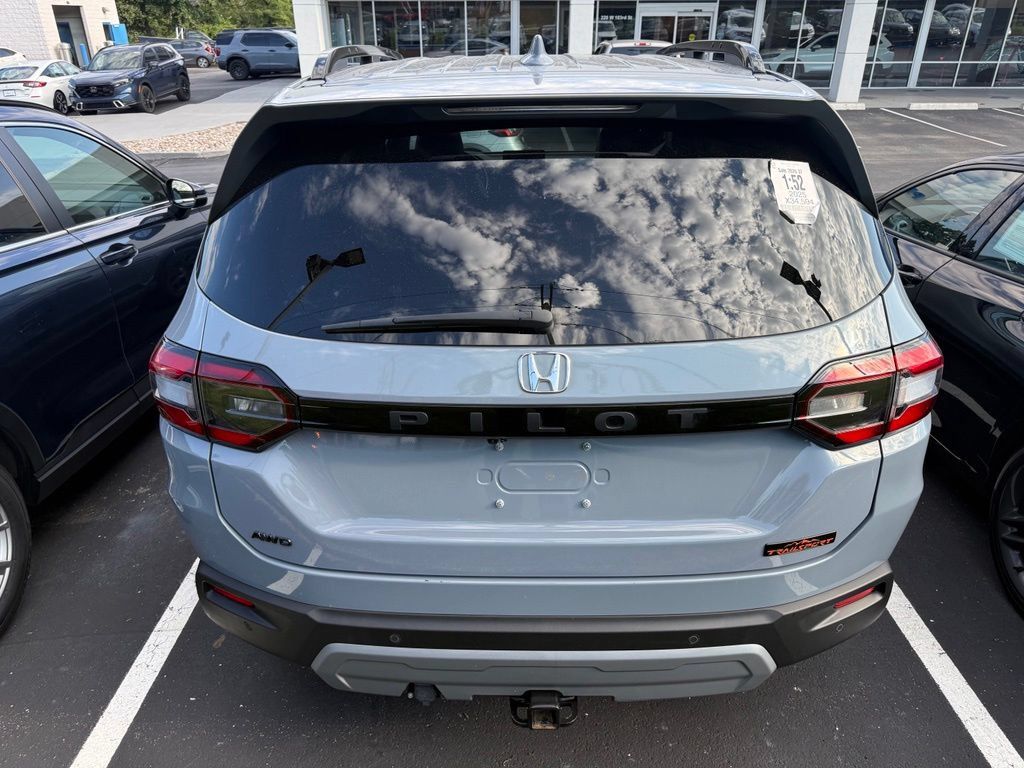 Used 2025 Honda Pilot TrailSport image 5