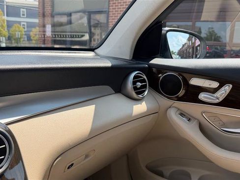 Used 2017 Mercedes-Benz GLC 300 4MATIC image 36