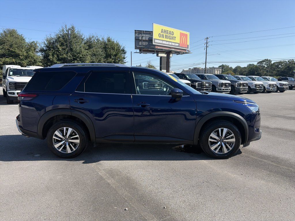 Used 2025 Nissan Pathfinder SL FWD image 8