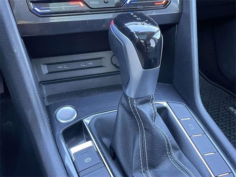 Used 2022 Volkswagen Tiguan SE image 40