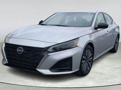 Used 2024 Nissan Altima 2.5 SV image 3