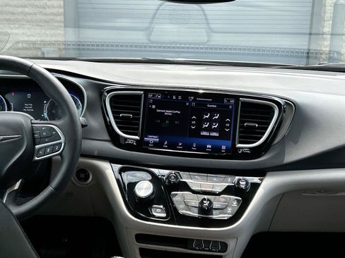 Used 2024 Chrysler Pacifica Touring-L FWD image 21